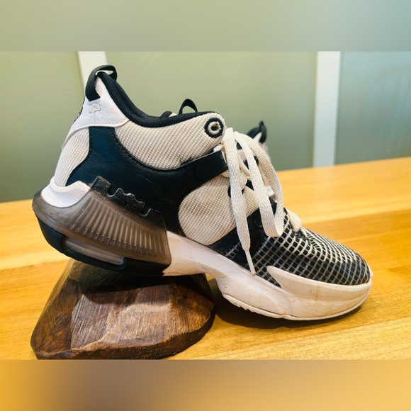 Nike Lebron James Witness Bball sneaker (youth) - Picture 14 of 15